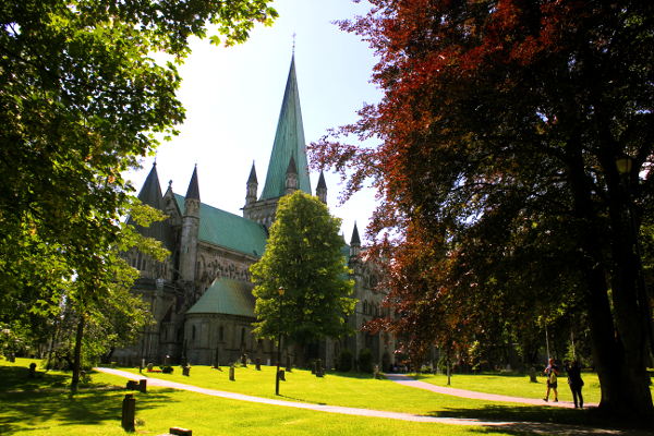 Die Tour führt auch an der Nidaros Kathedrale vorbei