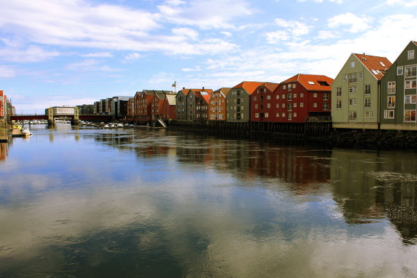 Erleben Sie das von Wasser umsäumte Trondheim