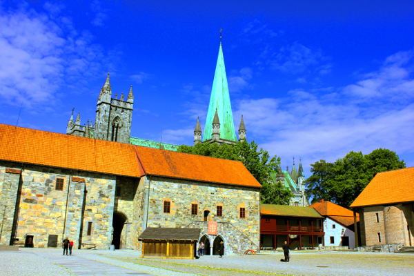 Die Kinder hören über die Geschichte der Trondheimer Ritter an der Nidaroskathedrale und dem Palast des Erzbischofs